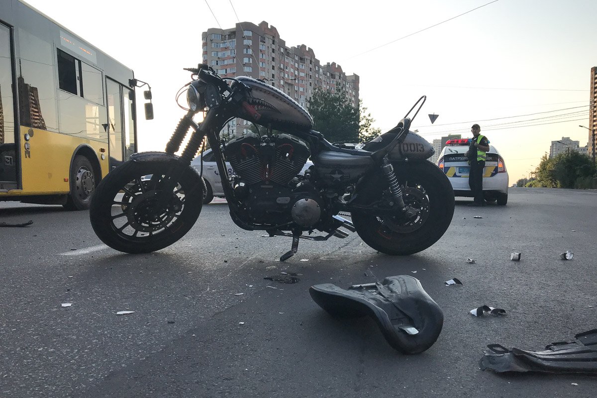 Мотоциклист успел вовремя спрыгнуть с транспортного средства 