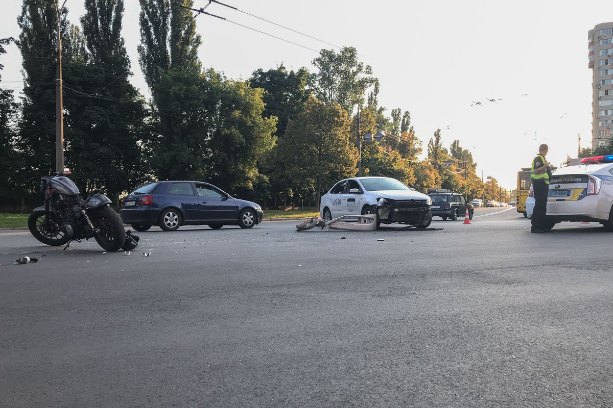 Байкер ударил Polo в переднюю часть с водительской стороны