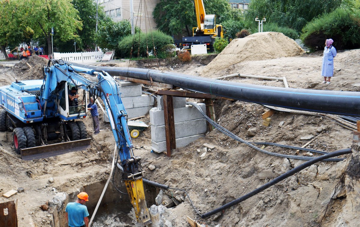 Коммунальщики продолжают ликвидировать повреждения после прорыва трубы на Мостицкой Коммунальщики продолжают ликвидировать повреждения после прорыва трубы на Мостицкой