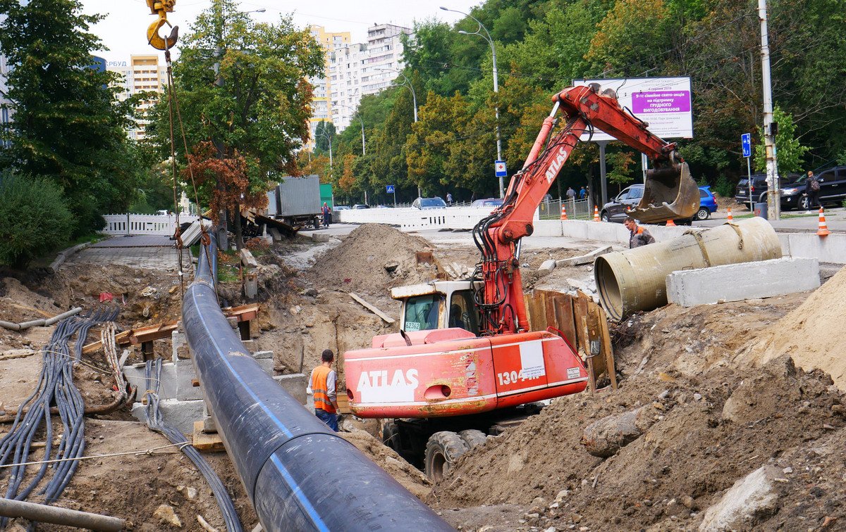 Часть трубопровода уже заменили на новый, стеклопластиковый Часть трубопровода уже заменили на новый, стеклопластиковый