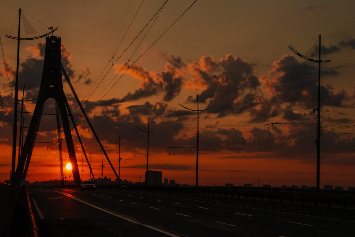 Покрасилось небо, а Киев еще не в цвете Покрасилось небо, а Киев еще не в цвете
