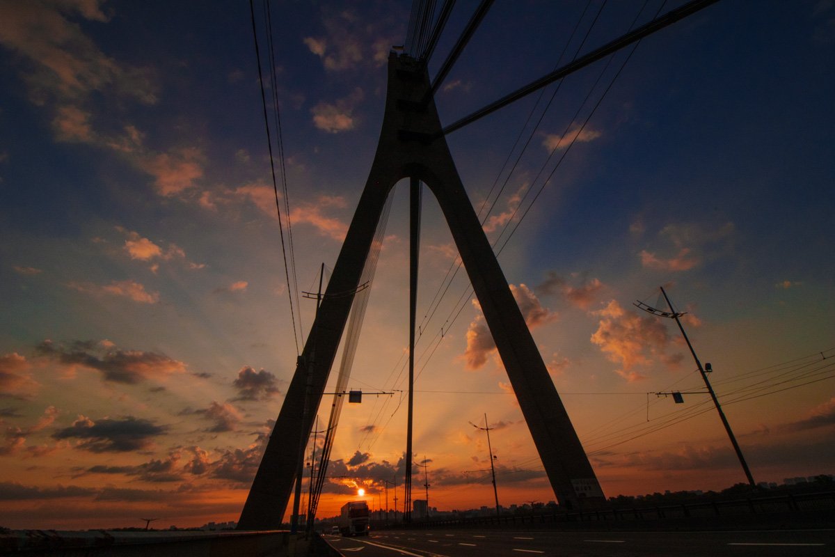 А Северный мост, как охранник, защищает и не дает будить людей А Северный мост, как охранник, защищает и не дает будить людей