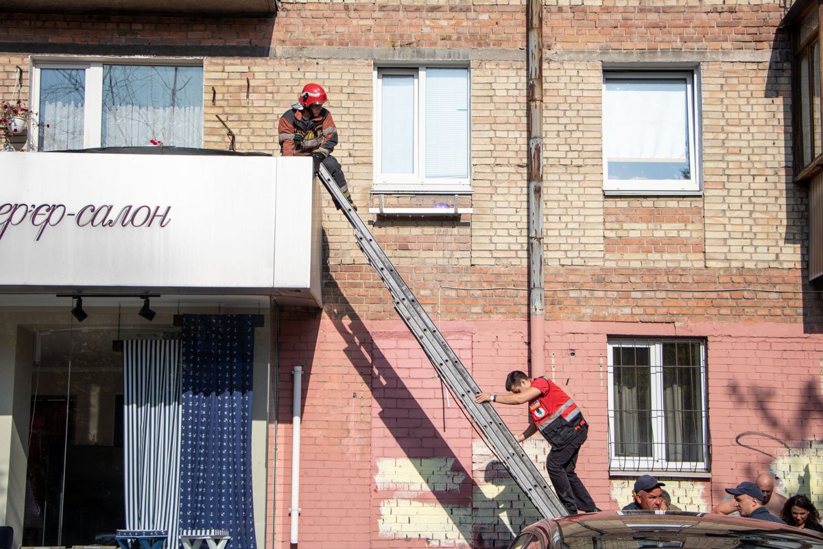 К счастью, она упала не на землю, а оказалась на балконе соседей снизу и выжила