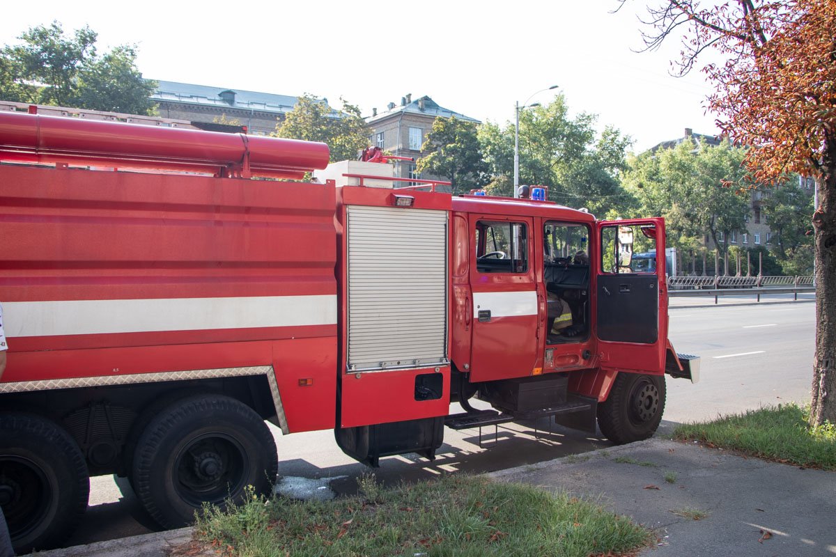 С балкона второго этажа бабушку доставали спасатели
