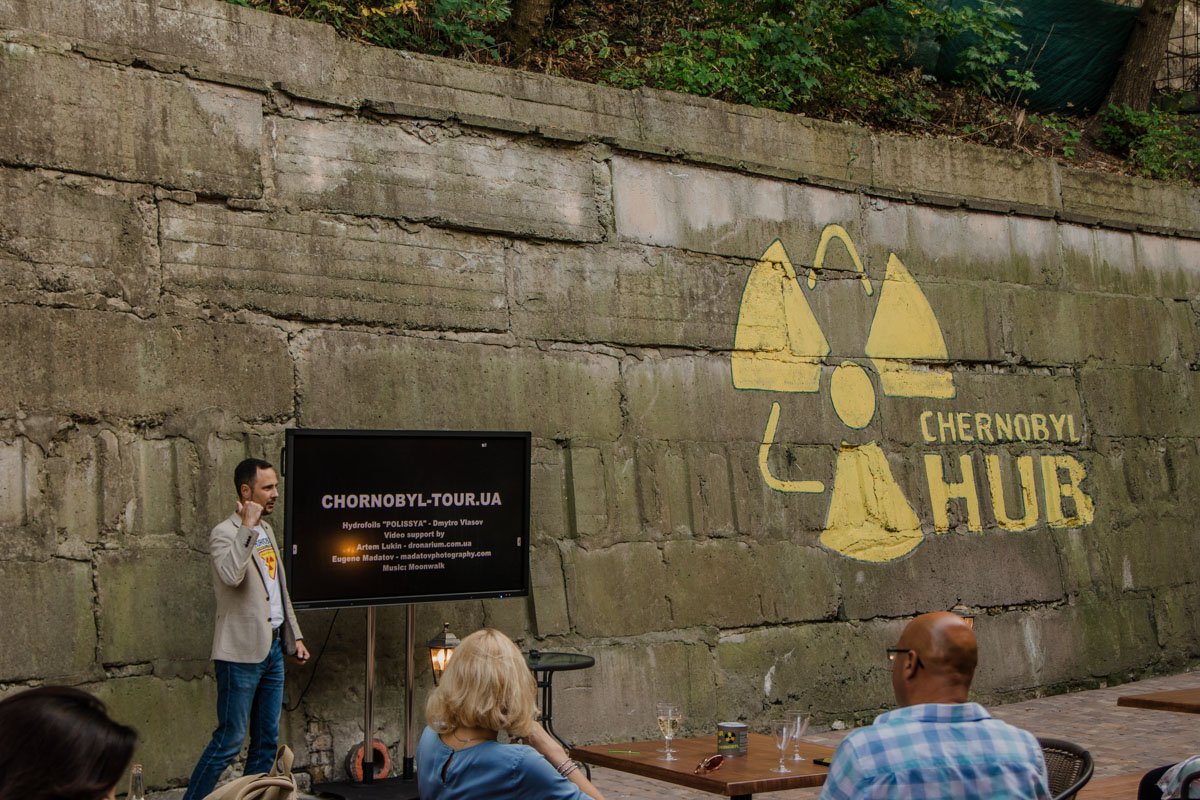 В течение нескольких месяцев сотрудники "Чернобыль Тур" очищали и приводили в порядок внутренний дворик на Андреевском Спуске