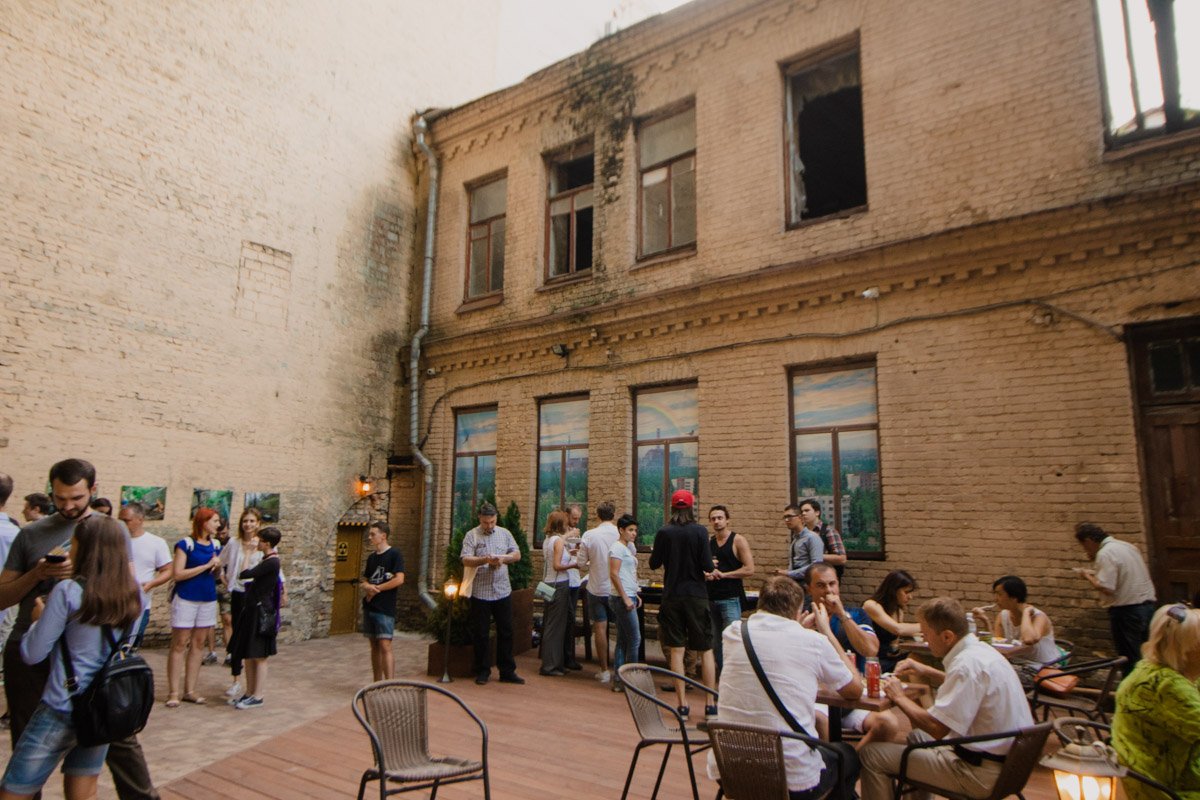 Это абсолютно бесплатное место, где любой желающий может провести презентацию или фотовыставку