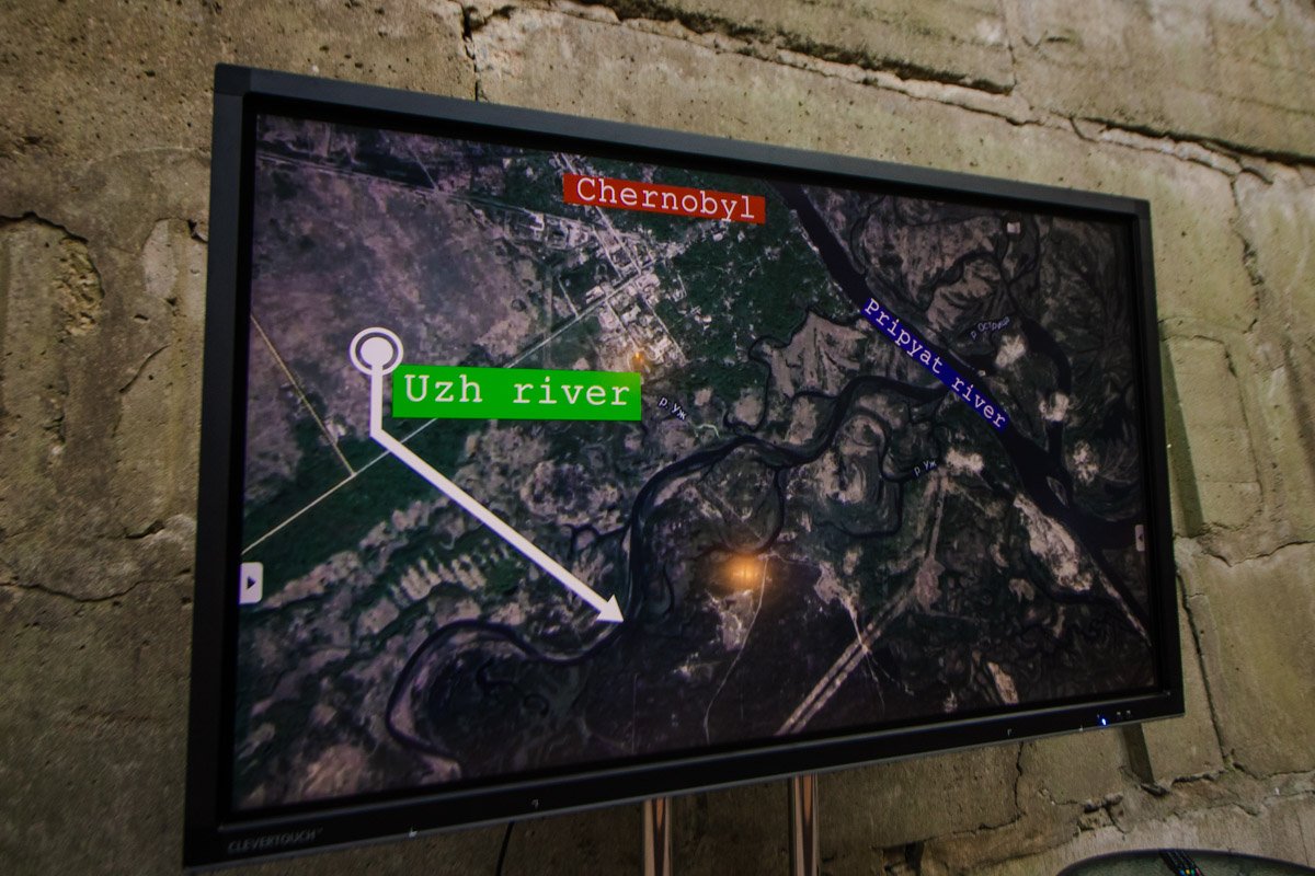 Перед ними же может быть установлен проектор или большой HD-монитор