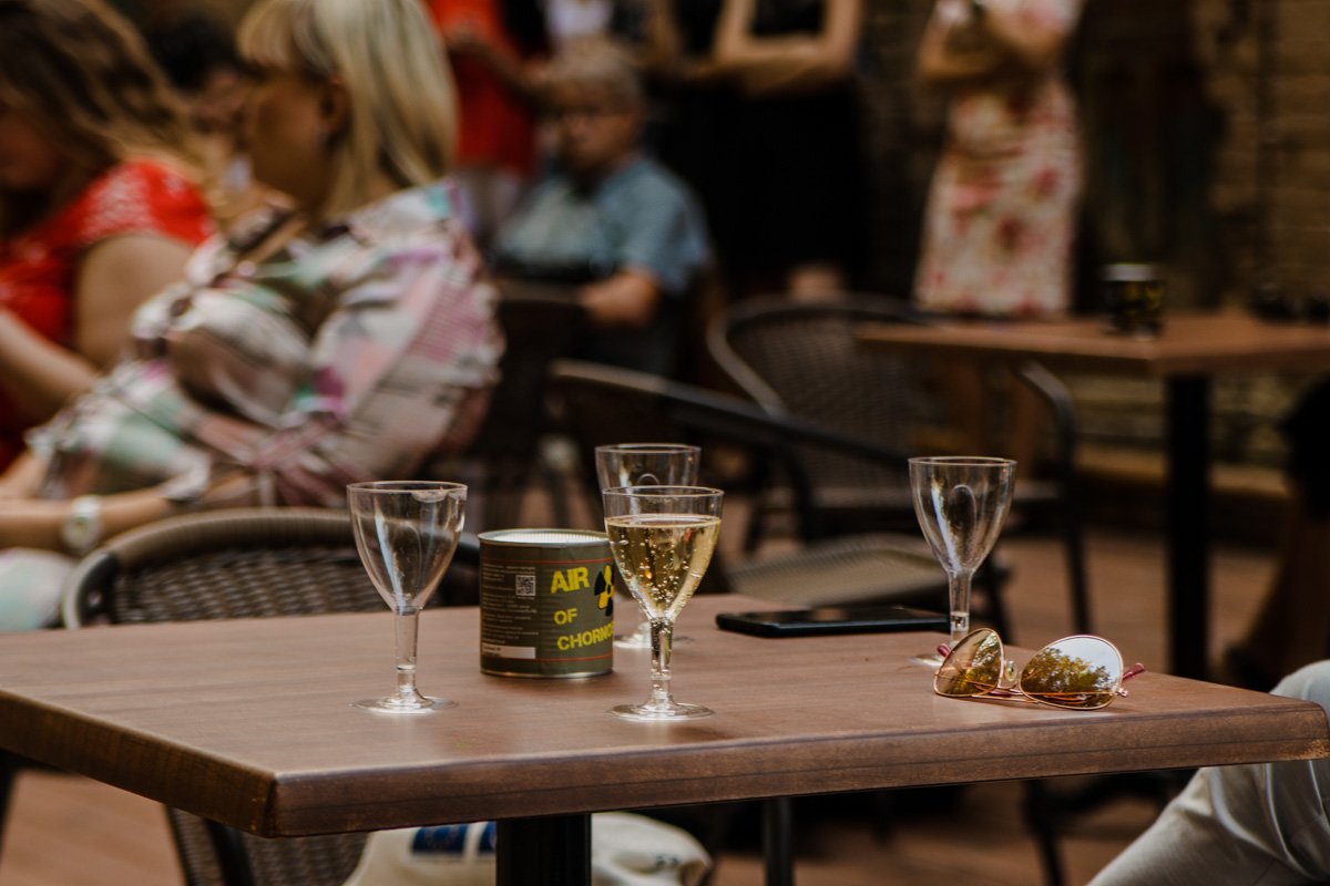 Единственное что потребуется от такого посетителя - заранее забронировать место в этом уютном дворике