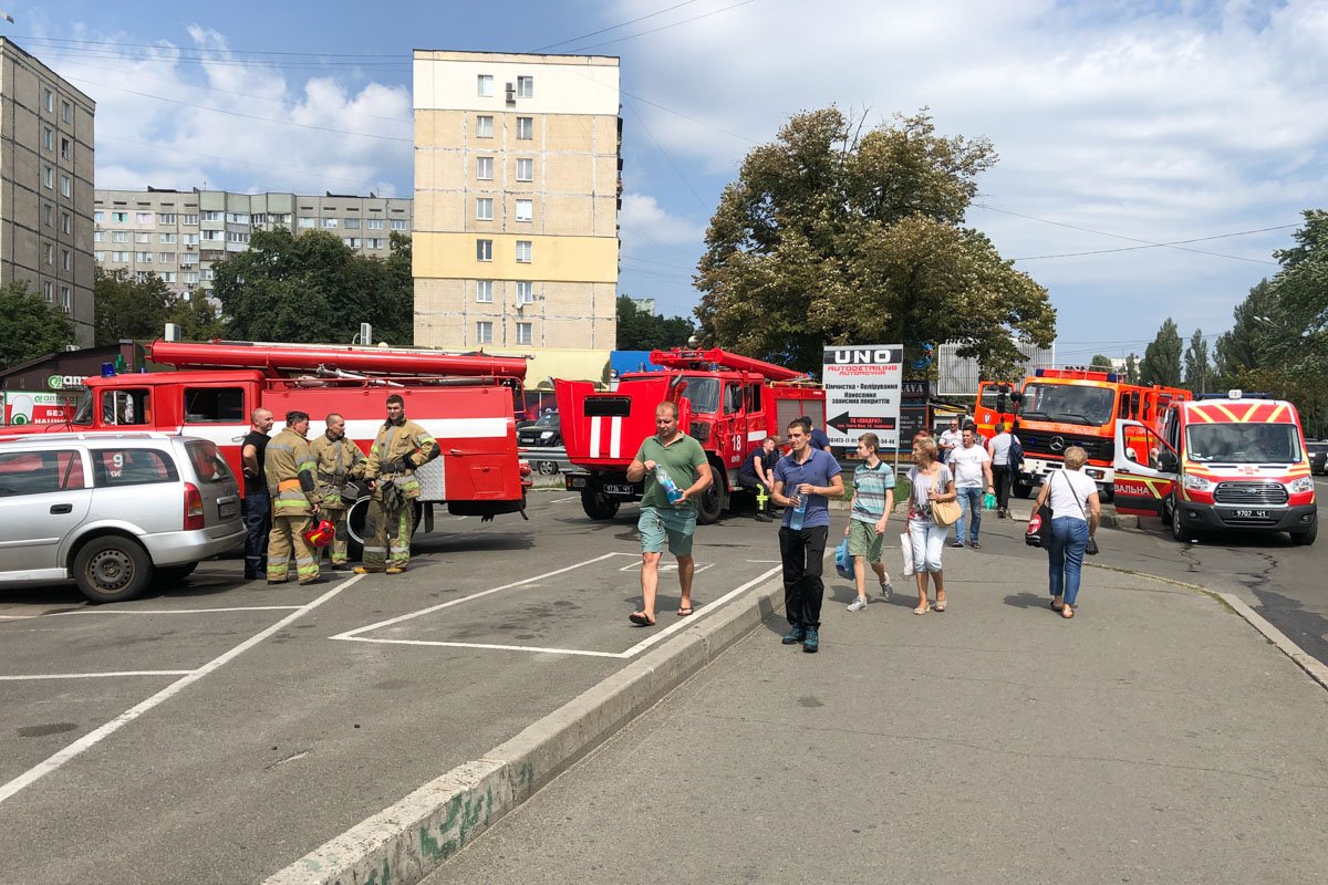 Дым распространился по всему зданию и вызвал панику как у работников ТРЦ, так и у посетителей Дым распространился по всему зданию и вызвал панику как у работников ТРЦ, так и у посетителей