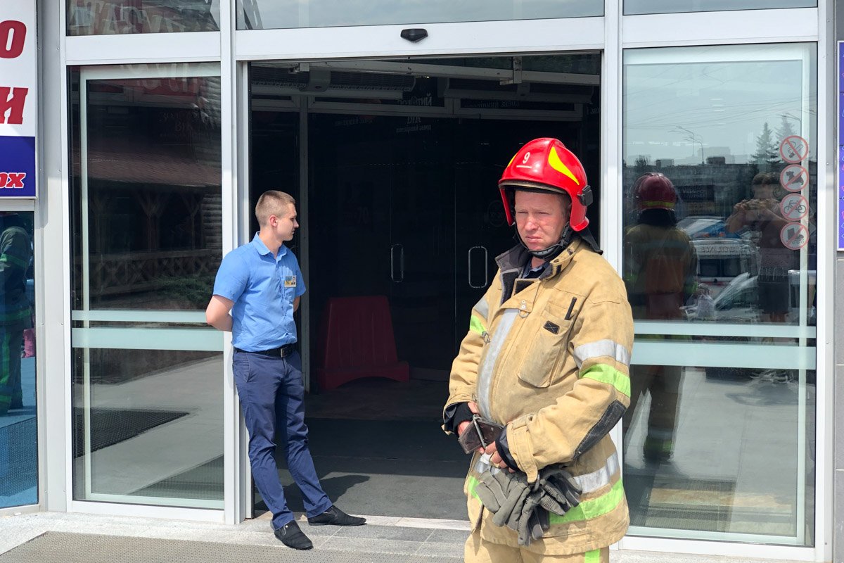 Всех посетителей и сотрудников торгового центра эвакуировали Всех посетителей и сотрудников торгового центра эвакуировали