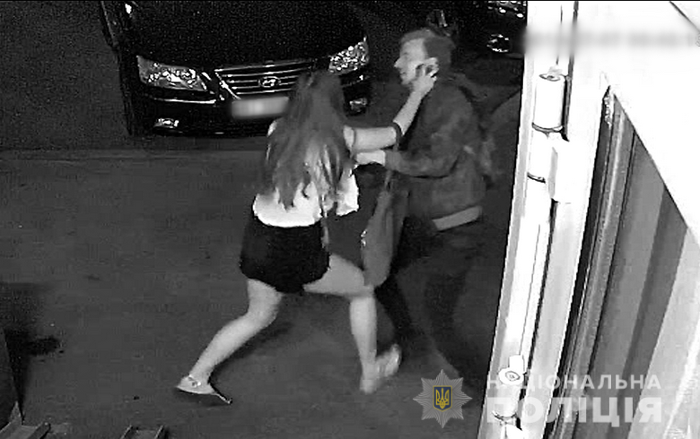 На вид 20-25 лет, рост 170-174 сантиметров, худощавый, имеет вытянутое лицо, светло-русые волосы