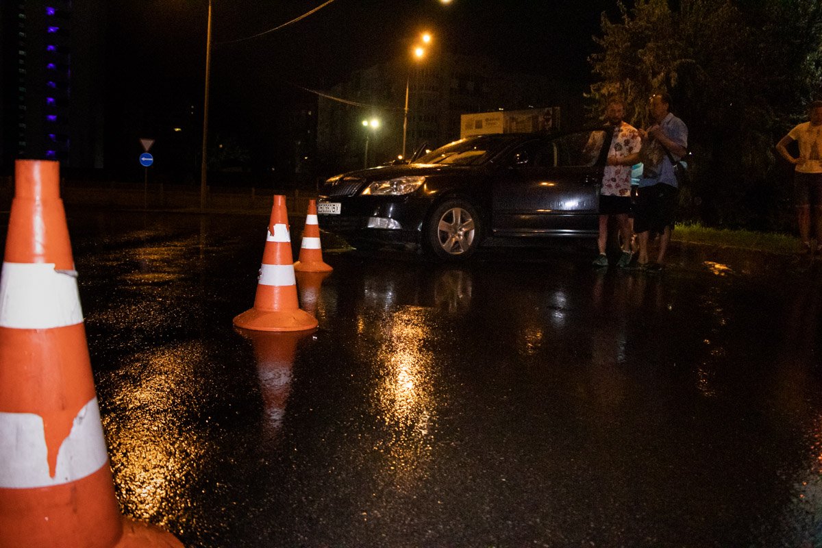 В результате столкновения Mercedes влетел в столб, а Skoda развернуло на дороге В результате столкновения Mercedes влетел в столб, а Skoda развернуло на дороге
