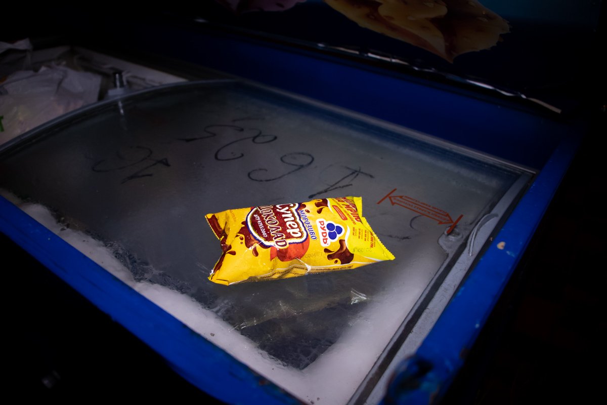 Мужчина вскрыл холодильник с мороженым, установленный у одного из ларьков