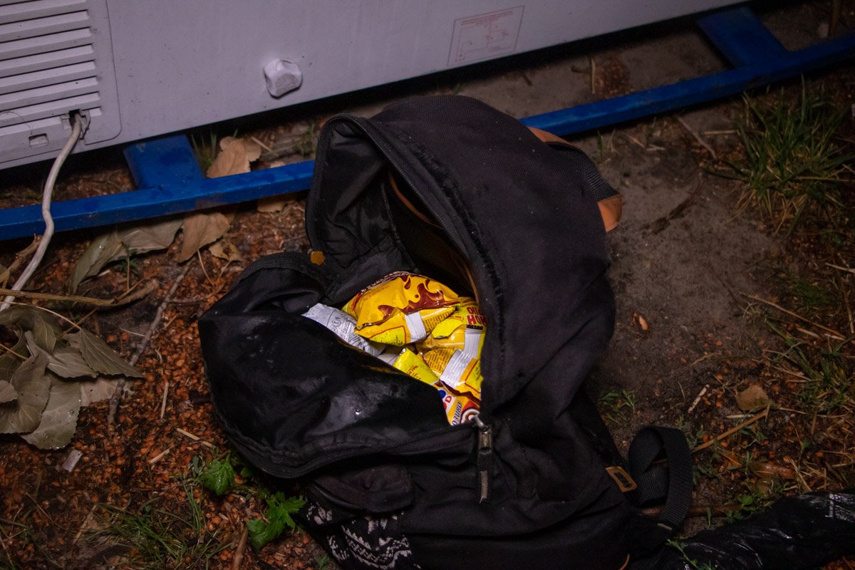 Сотрудники "Сириус" обнаружили мужчину, который пытался достать из уличного холодильника мороженое