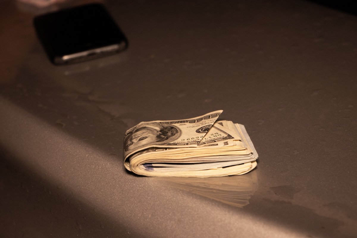 У мужчины при обыске обнаружили более трех тысяч долларов