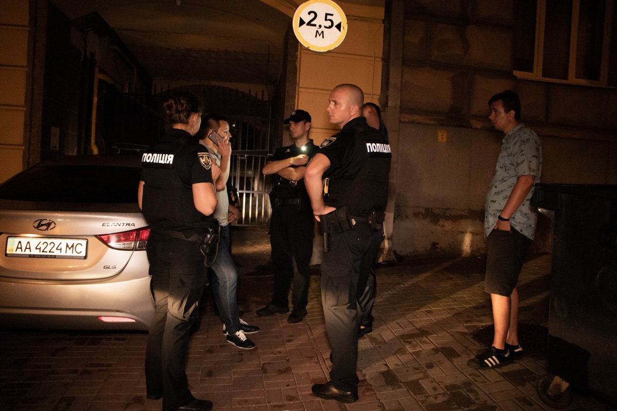 За время общения с прессой и полицией мужчины выдвинули сразу несколько версий произошедшего