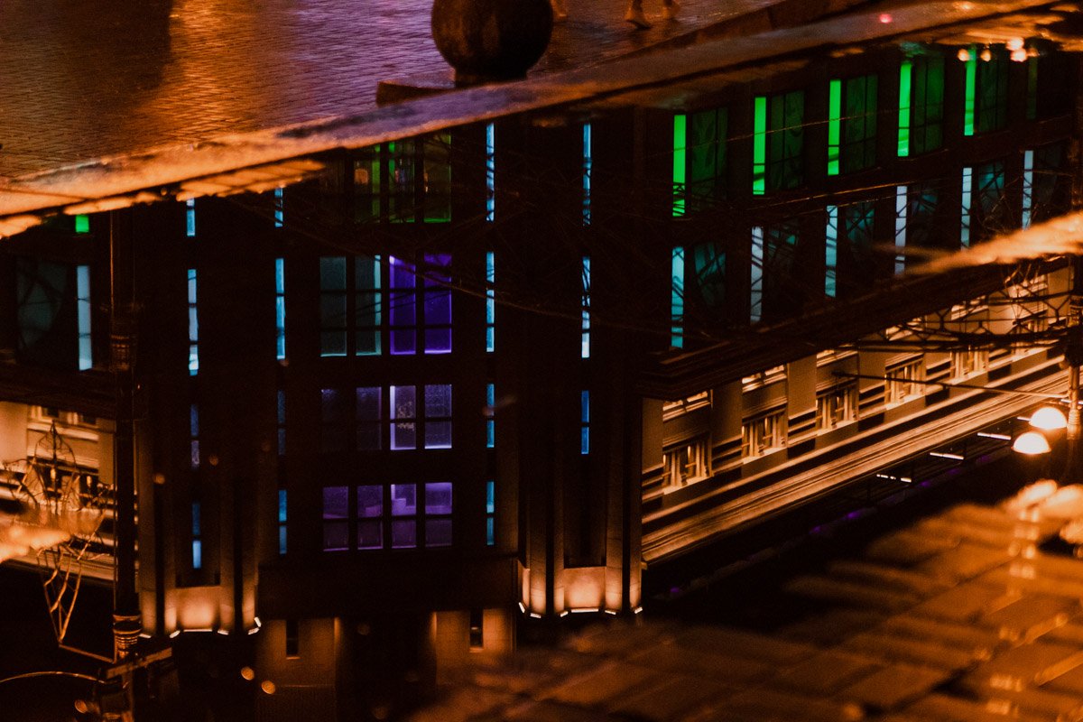 Один, глядя в лужу, видит в ней грязь, а другой — отражающиеся в ней звезды