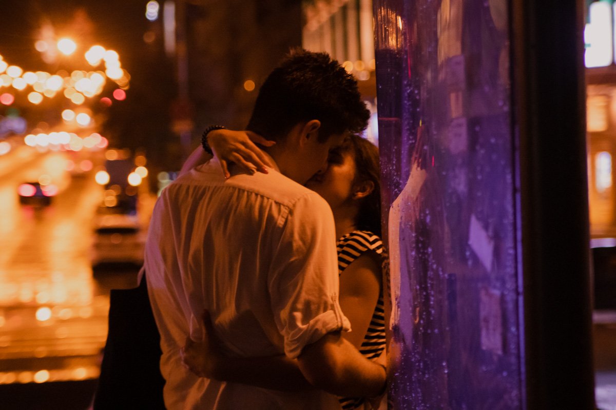 А в воздухе парят феромоны любви