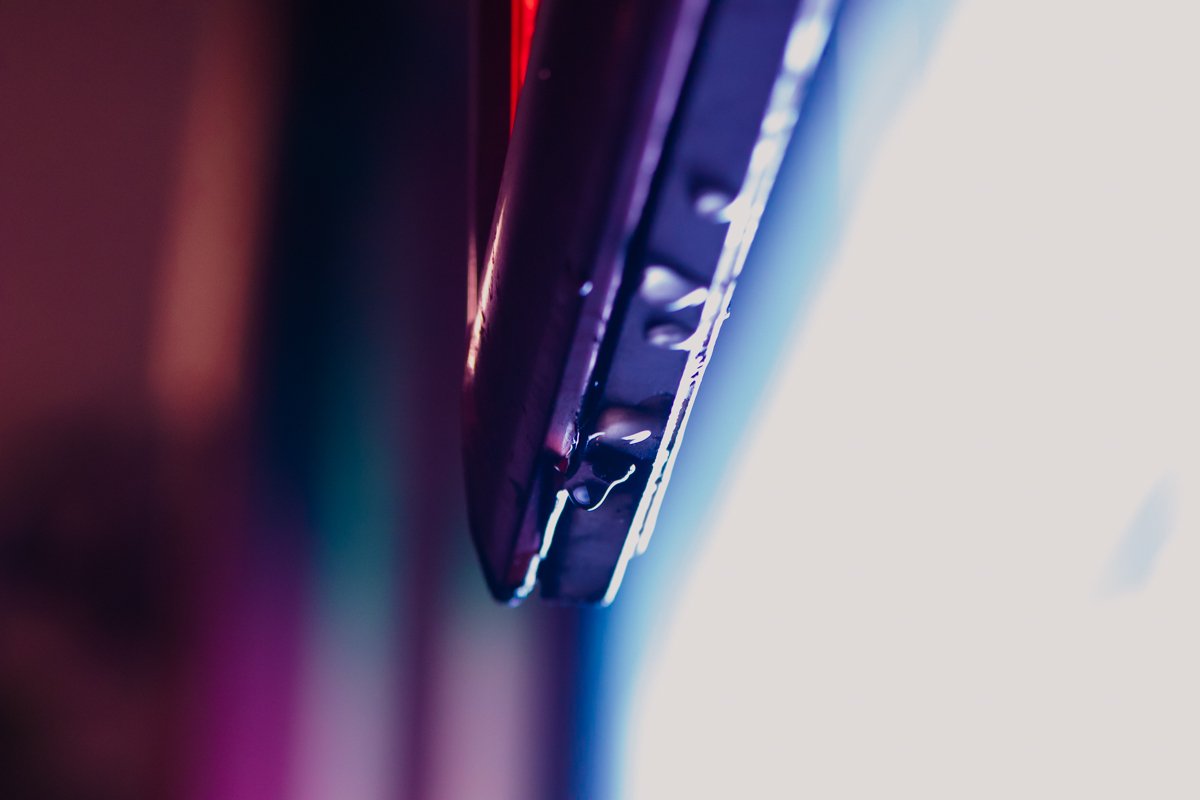 Капельки пытаются подольше удержаться на поверхности