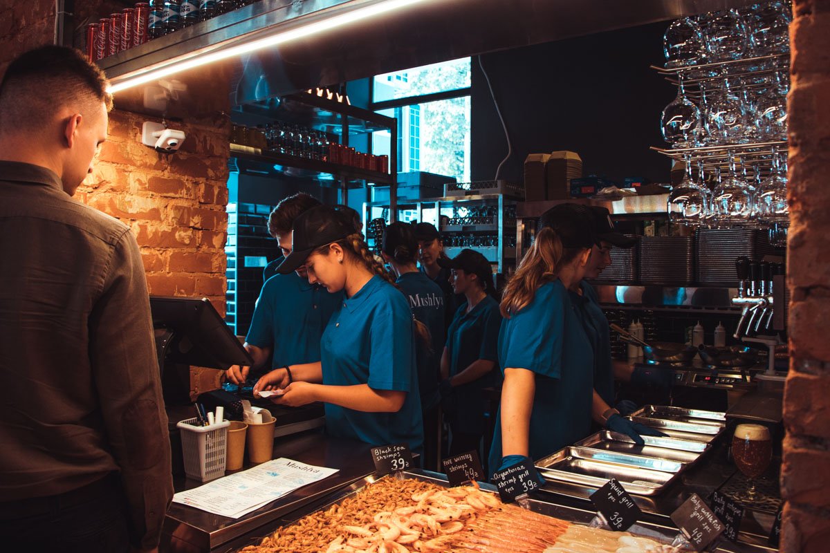 По лицам тех, кто уже успел сделать заказ и полакомиться, можно было понять, что посетители обедом довольны