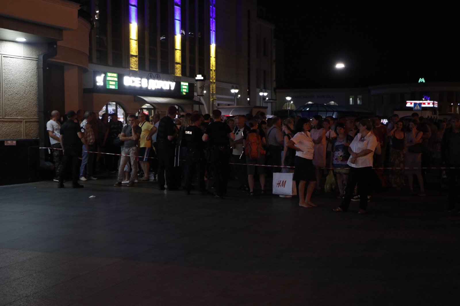 На Центральном и Южном железнодорожных вокзалах Киева провели эвакуацию людей На Центральном и Южном железнодорожных вокзалах Киева провели эвакуацию людей