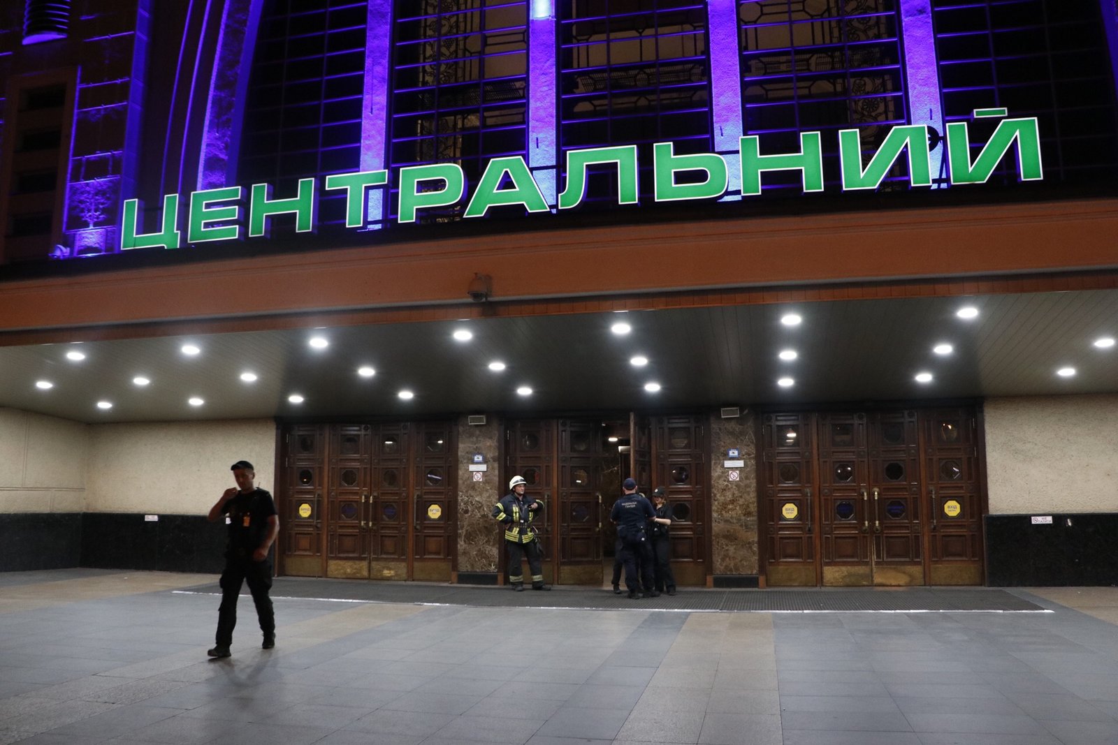 Пассажиров и провожающих попросили срочно покинуть помещение Пассажиров и провожающих попросили срочно покинуть помещение