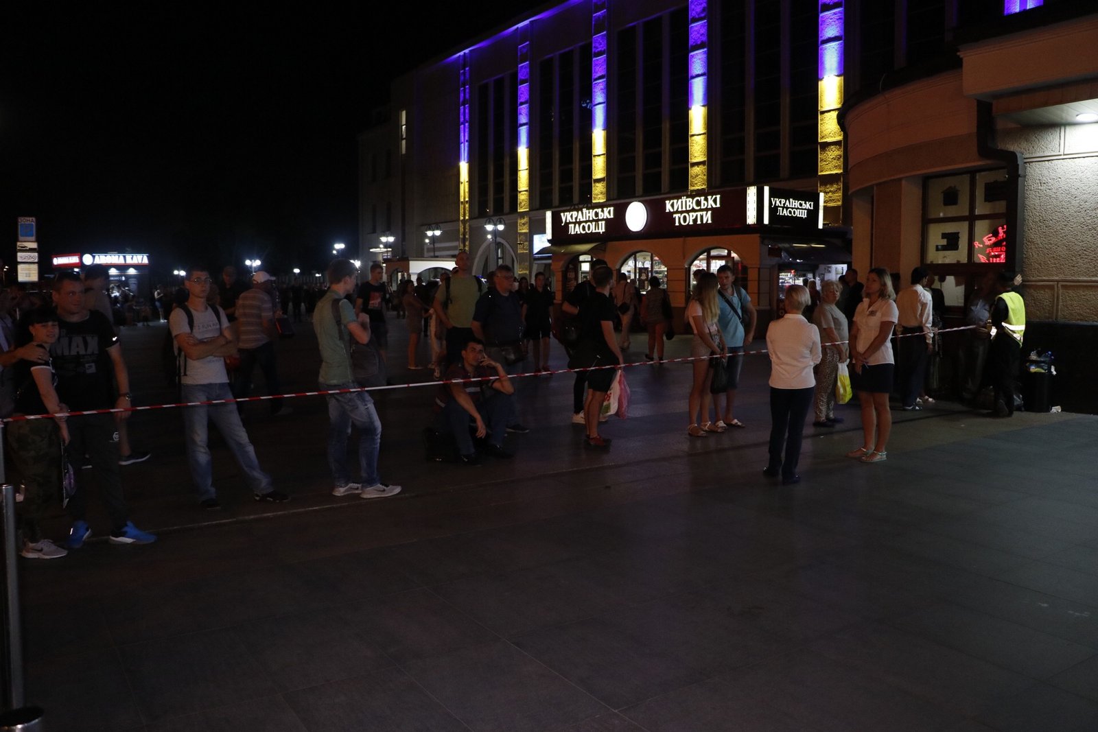 Всего из зданий Южного и Центрального вокзалов эвакуировали около двух тысяч пассажиров Всего из зданий Южного и Центрального вокзалов эвакуировали около двух тысяч пассажиров