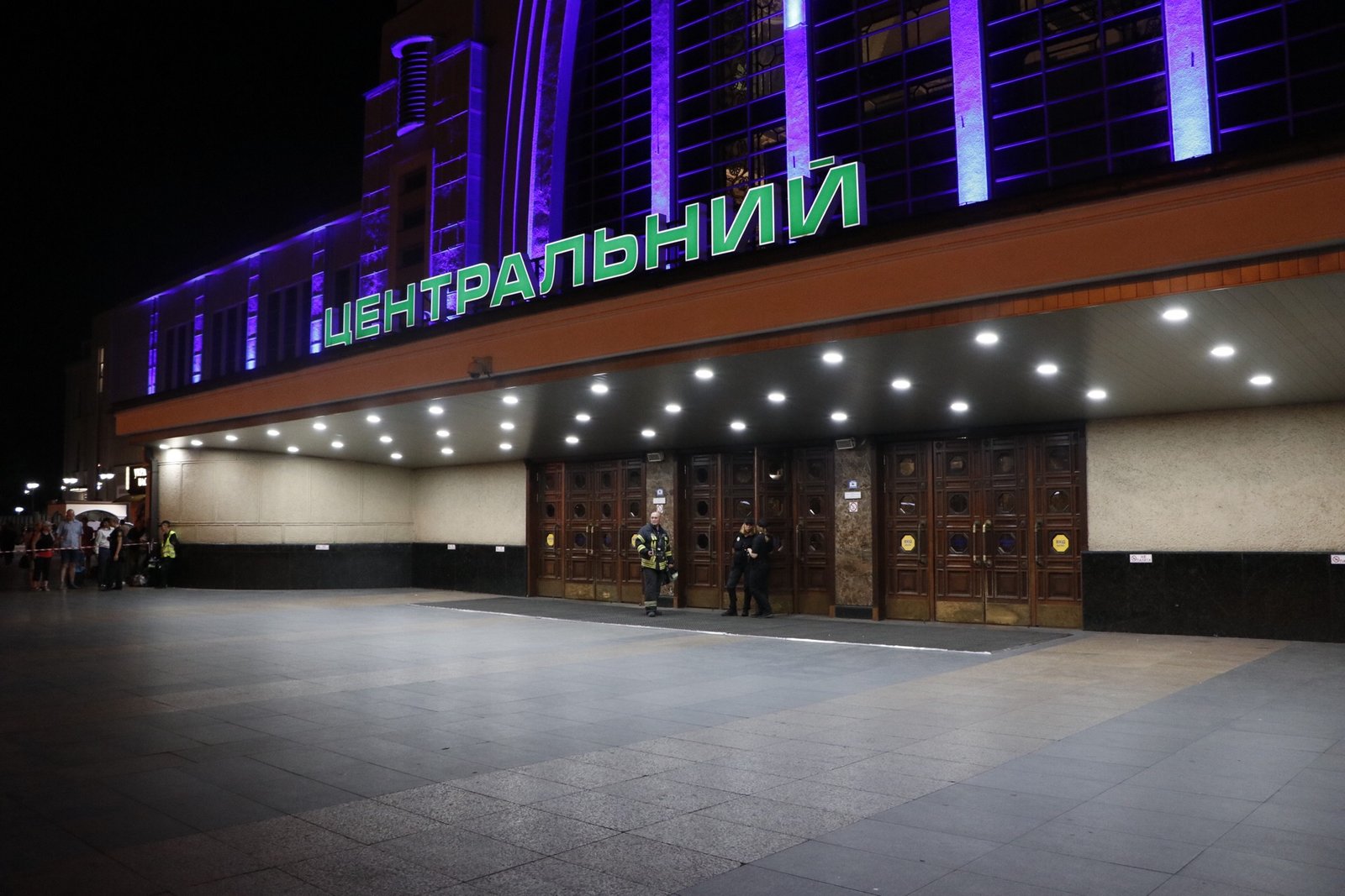 Несмотря на эвакуацию все поезда отправлялись и прибывали согласно расписанию Несмотря на эвакуацию все поезда отправлялись и прибывали согласно расписанию