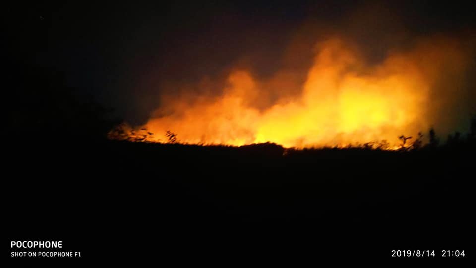 Люди опасаются, что пожар может вскоре распространиться на жилые строения села