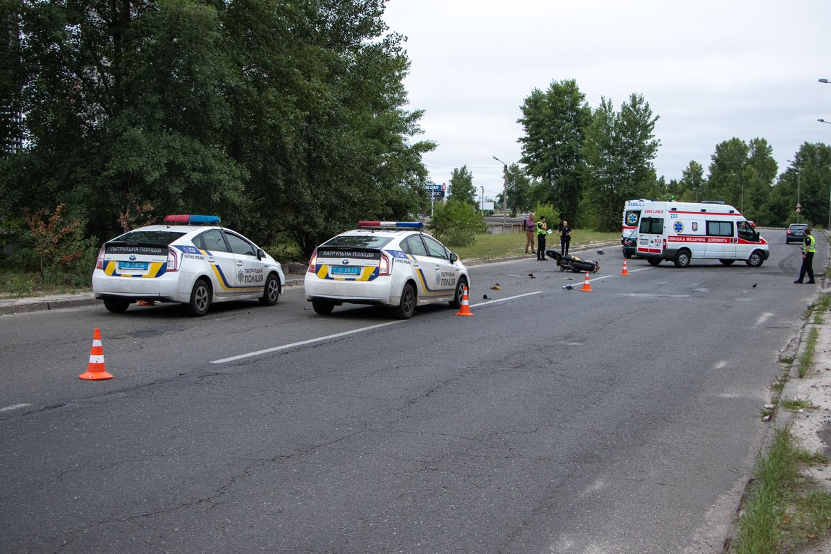 На улице Оноре де Бальзака, 3б произошла авария с участием пилота на мотоцикле Honda и Opel Omega
