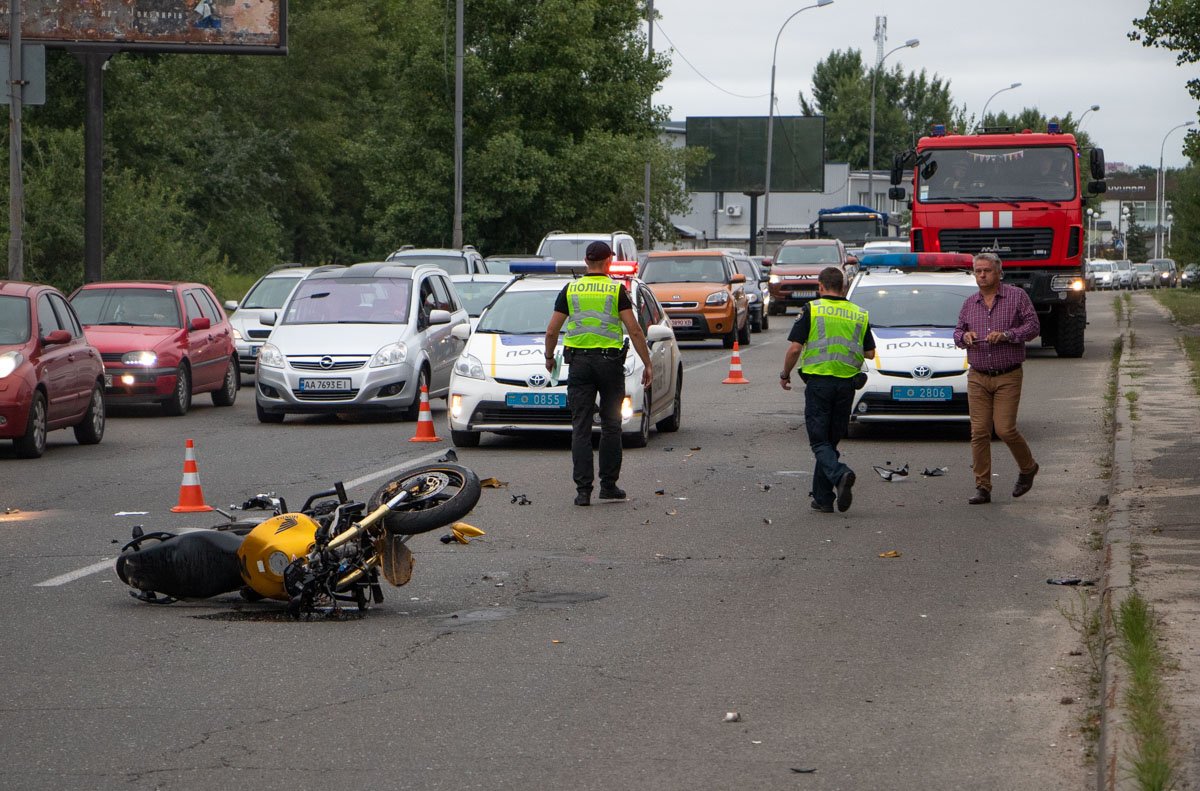 Мотоциклист влетел в  Opel и сломал себе обе руки