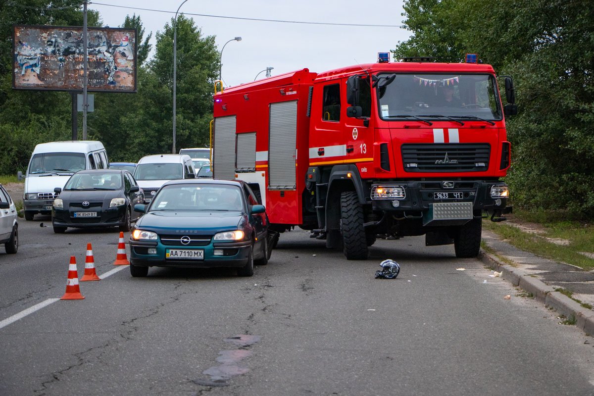 На месте работали два экипажа патрульной полиции, "скорая", следственно-оперативная группа и спасатели ГСЧС