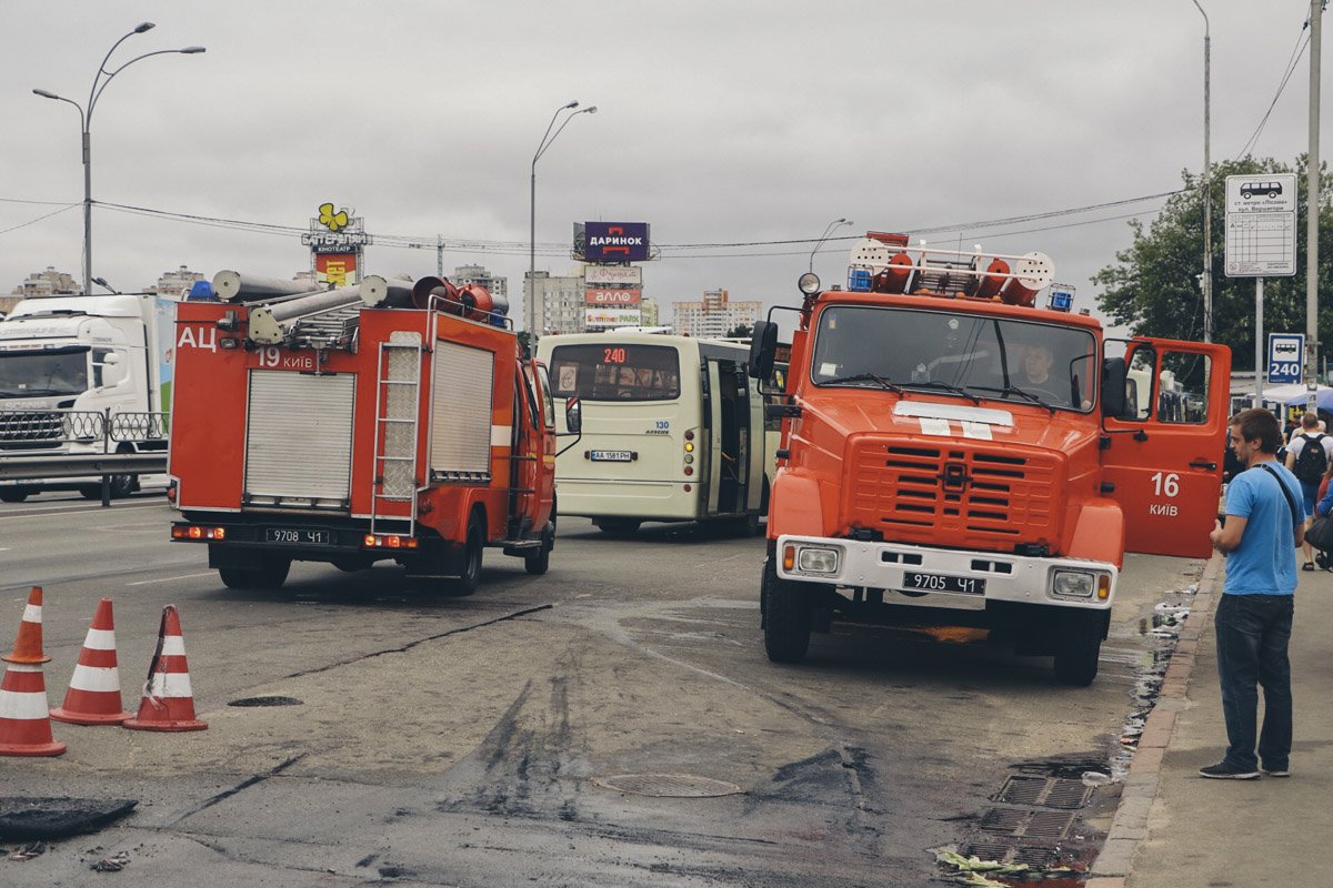 На месте работают спасатели На месте работают спасатели