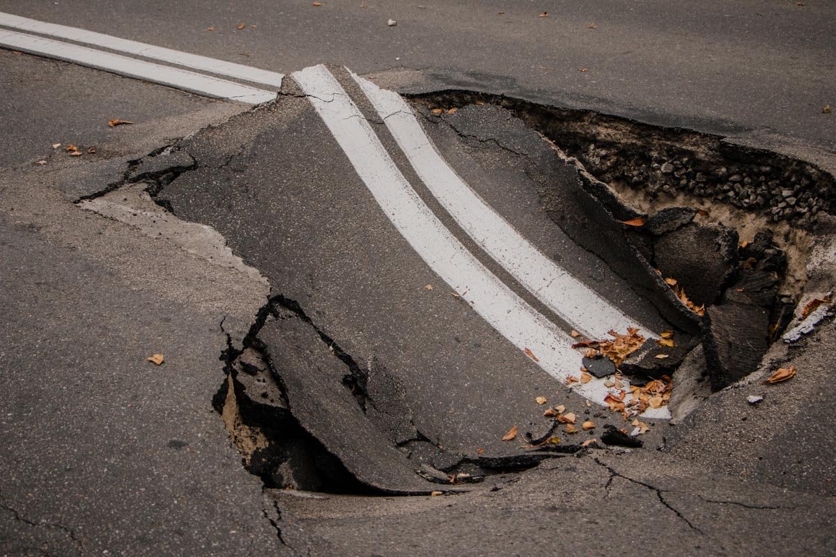 На средней полосе движения образовалась огромная яма