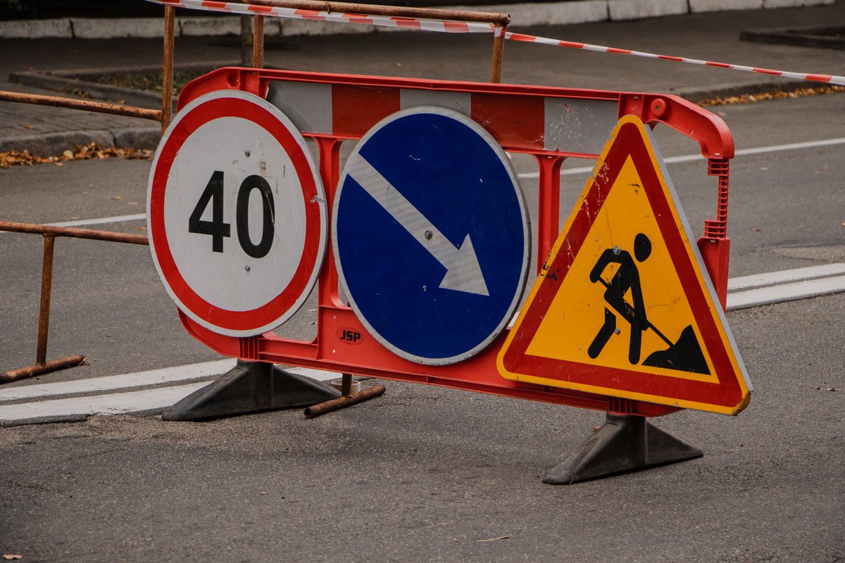 Место провала оградили, но коммунальные службы еще не прибыли на место происшествия 