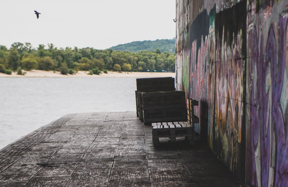 Пустынная набережная совсем скоро, даже несмотря на холодную и дождливую погоду, наполнится людьми Пустынная набережная совсем скоро, даже несмотря на холодную и дождливую погоду, наполнится людьми