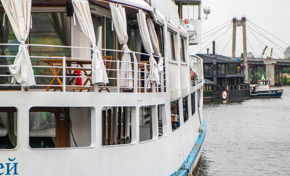 Впрочем, и на Днепре можно легко уловить сонливое настроение столицы Впрочем, и на Днепре можно легко уловить сонливое настроение столицы
