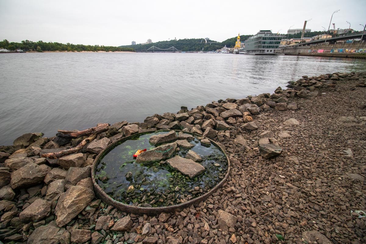 Лучше всего яркий арт-причал видно как раз издалека - ведь даже так он бросается в глаза Лучше всего яркий арт-причал видно как раз издалека - ведь даже так он бросается в глаза