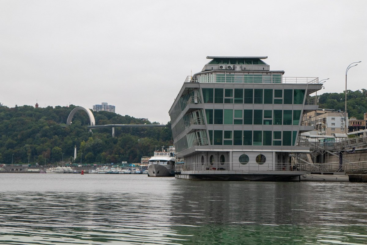 Серые корпуса ресторанов этим утром отлично соединяются с монотонностью водной глади и серым столичным небом Серые корпуса ресторанов этим утром отлично соединяются с монотонностью водной глади и серым столичным небом