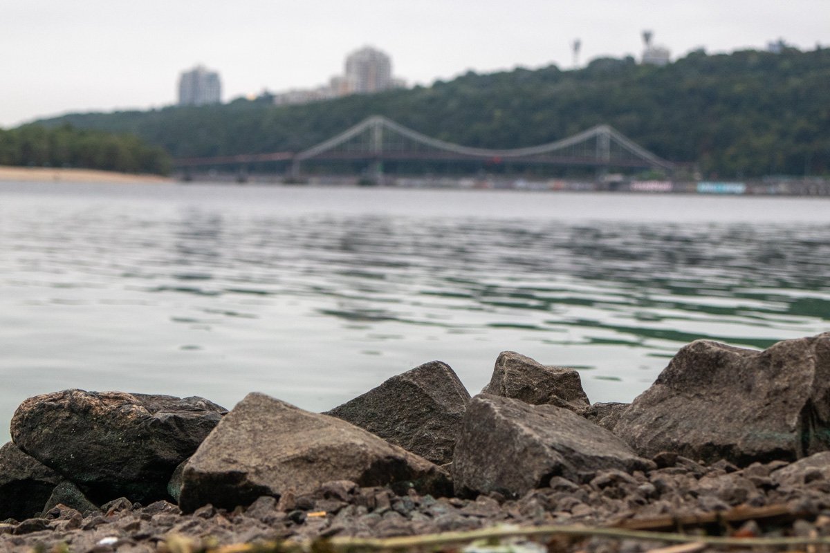 Если бы не прохлада и морось, на этих камнях было бы здорово встречать рассвет и любоваться могучим Днепром Если бы не прохлада и морось, на этих камнях было бы здорово встречать рассвет и любоваться могучим Днепром