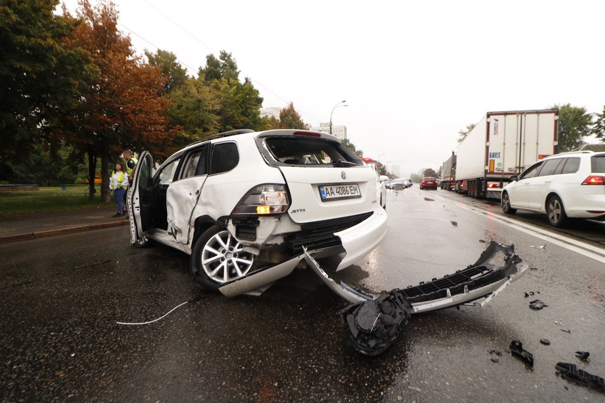 У Volkswagen отлетело заднее колесо, бампер и передняя фара