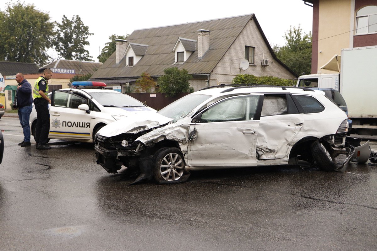 Lanos пытался проскочить на желтый сигнал светофора. В этот момент его неудачно подрезал Volkswagen