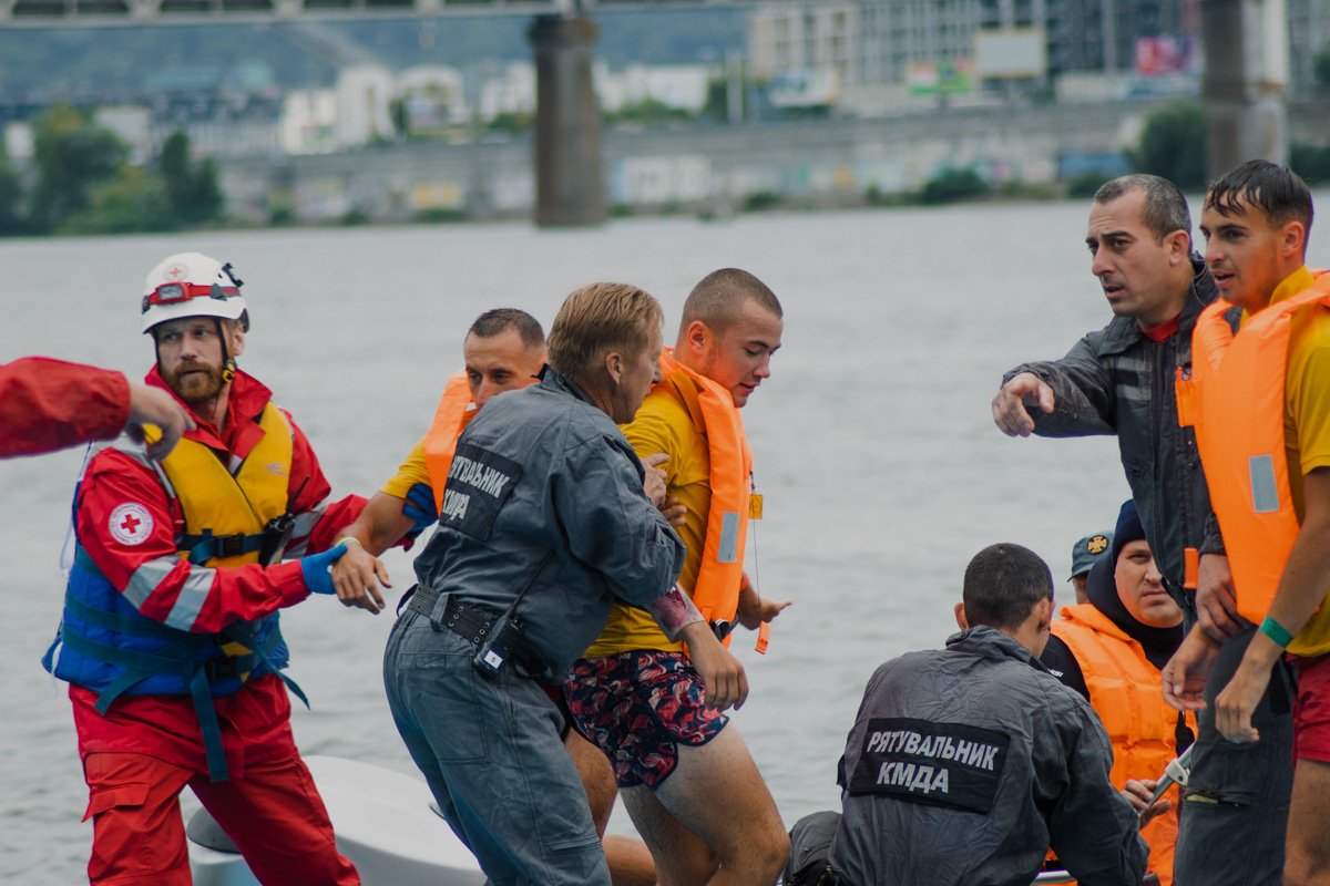 Спасатели оперативно доставляли "пострадавших" на берег Спасатели оперативно доставляли "пострадавших" на берег