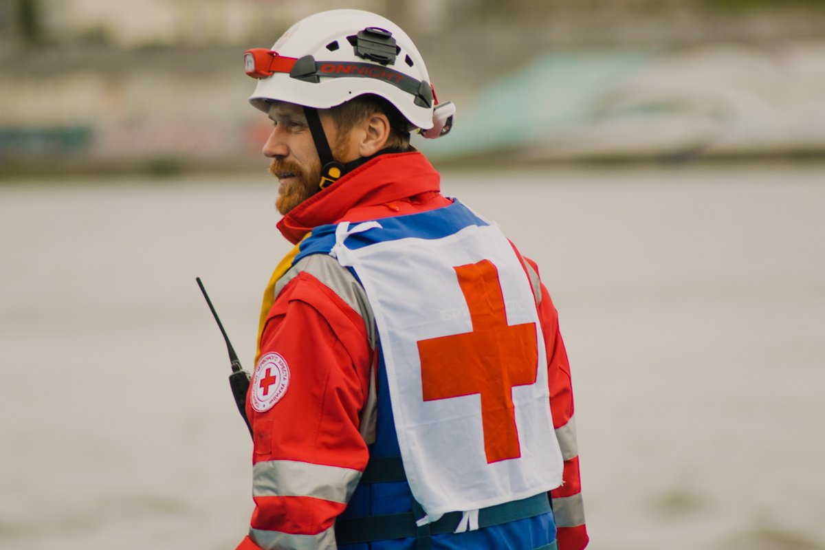 А на берегу уже развернулся настоящий центр по оказанию помощи со штабом и медицинскими зонами А на берегу уже развернулся настоящий центр по оказанию помощи со штабом и медицинскими зонами