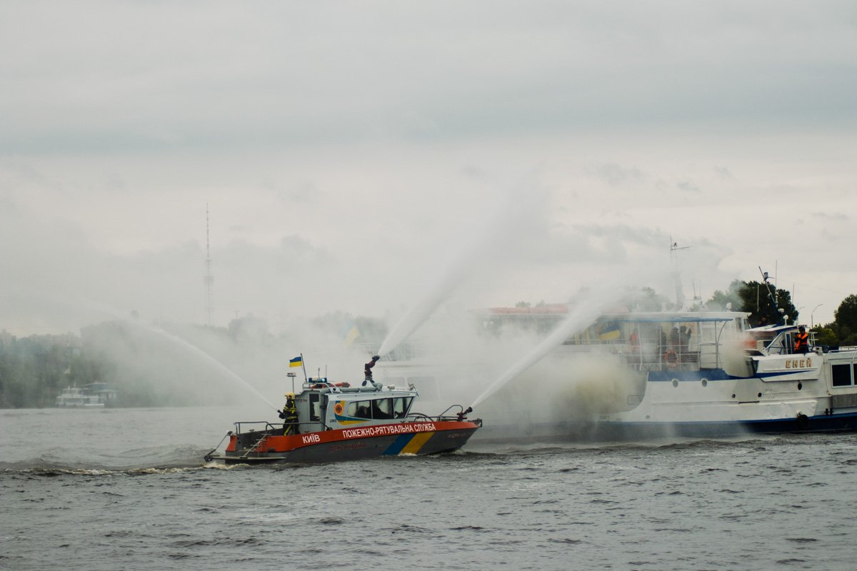 К спасению корабля привлекли специальную технику К спасению корабля привлекли специальную технику