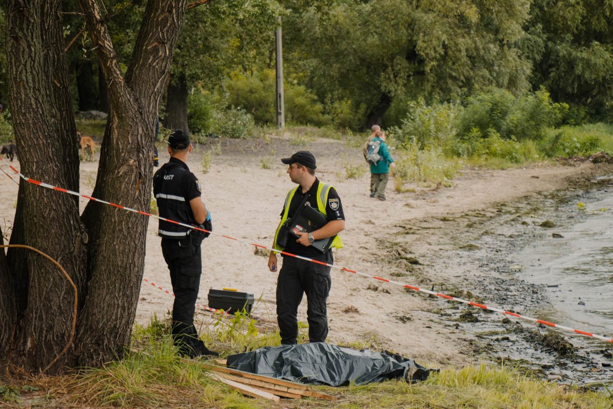 Отдельно на берегу работали кинологическая служба и полицейские Отдельно на берегу работали кинологическая служба и полицейские