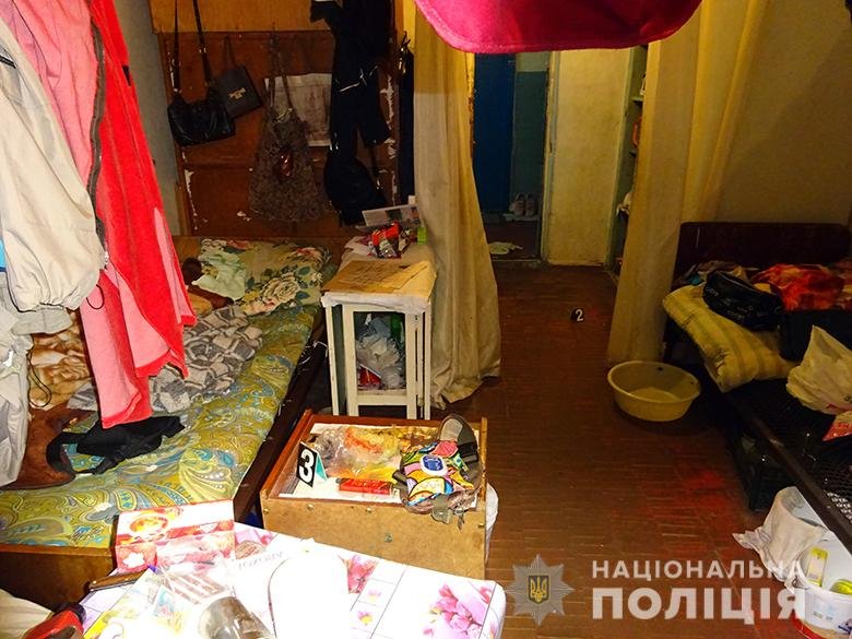 Женщина пришла к своей знакомой, устроила скандал, после чего ударила ту ножом в живот