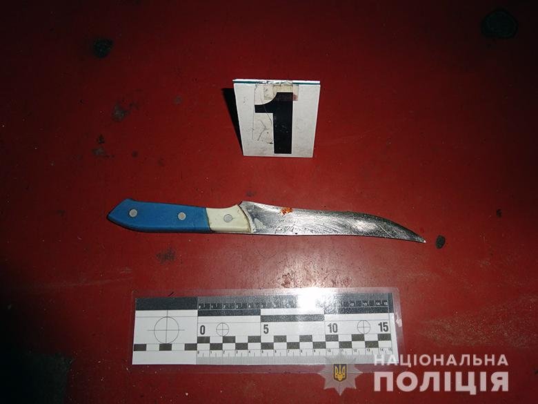 В качестве оружия нападавшая использовала обычный кухонный нож