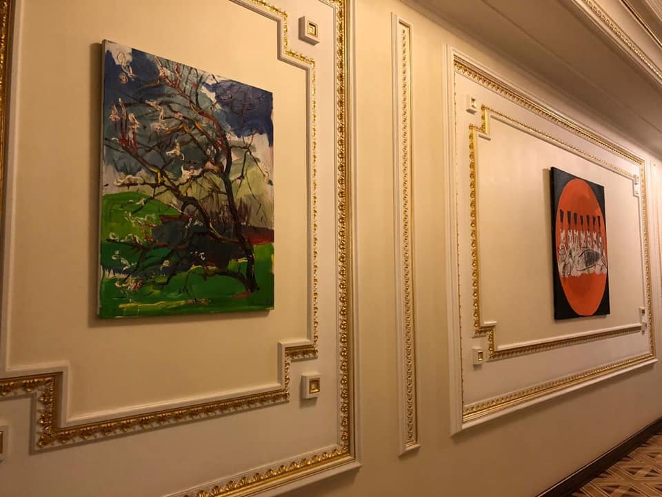В офисе Президента приняли решение обновить картины, которые украшают стены коридоров В офисе Президента приняли решение обновить картины, которые украшают стены коридоров