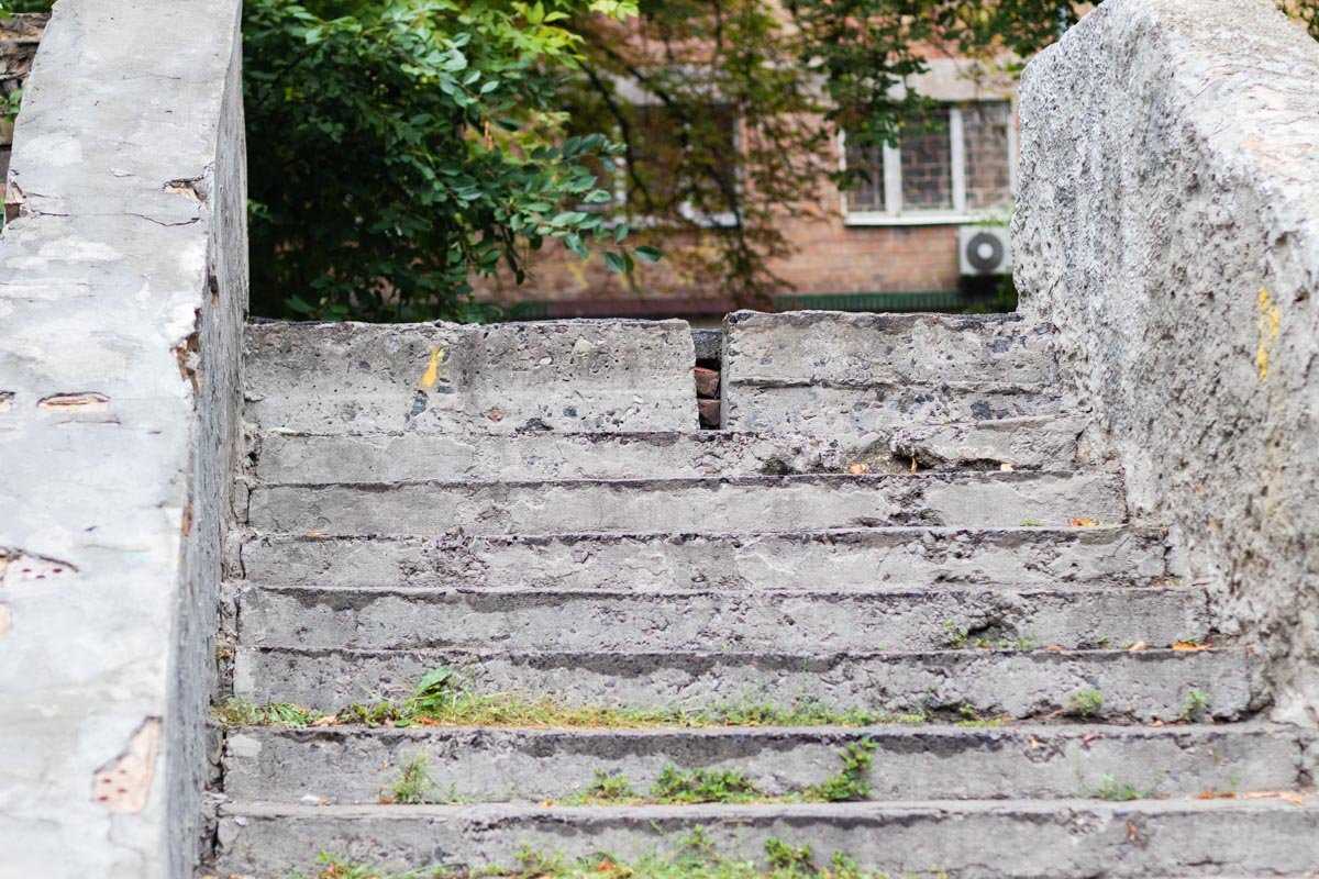 Придомовую территорию убирают, когда захотят Придомовую территорию убирают, когда захотят